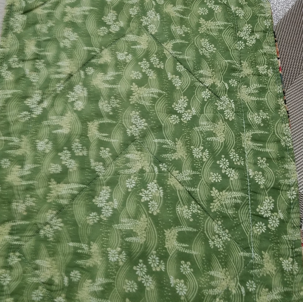 Quilted table runner & 4 off white damask napkins - Picture 2 of 3